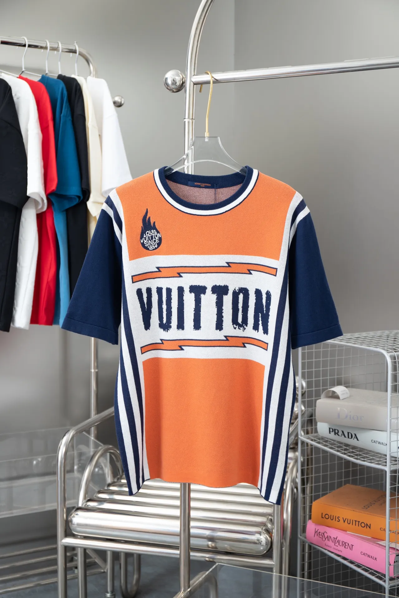🅿️220 High-quality LV Louis 25 early spring new flame🔥wool fabric This T-shirt is made of soft cotton knitting, with contrasting colors and front and rear fading effects to convey retro sports style. The chest is decorated with brand logo jacquard texture, and delicate flame embroidery highlights the casual style. Same style for men and women S M L XL